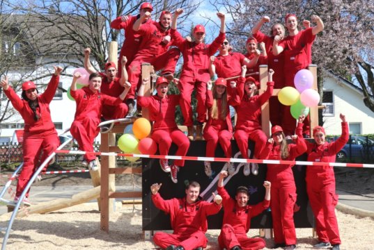 Die Sparkassen-Azubis des zweiten Ausbildungsjahres waren am Freitag mit Recht stolz auf das Geleistete. (Foto: © Bastian Glumm)