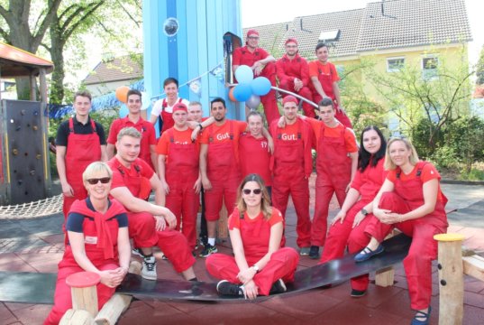 Geschafft! Die Azubis der Solinger Sparkasse konnten stolz auf sich sein. Sie haben der Grundschule Bogenstraße einen neuen Spielplatz gebaut. (Foto: © Bastian Glumm)