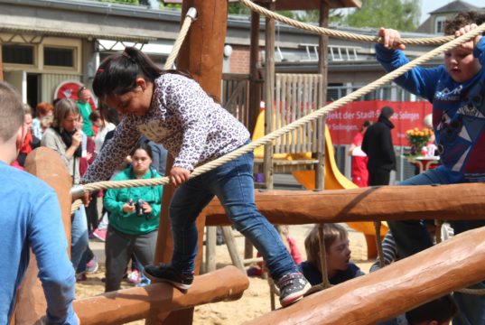 Die Kids der Wilhelm-Hartschen-Schule nahmen die neuen Spielgeräte am Freitag im Sturm. Diese wurden von 15 Azubis der Stadt-Sparkasse in dieser Woche gebaut. (Foto: © B. Glumm)