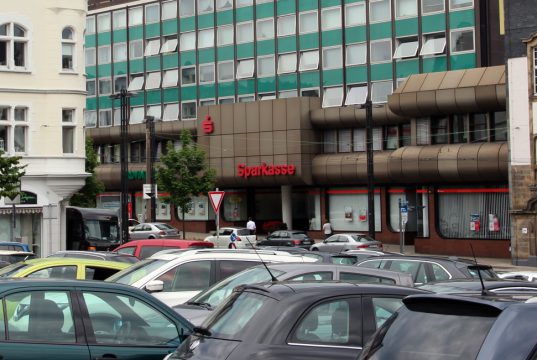 Die Hauptstelle der Stadt-Sparkasse Solingen an der Kölner Straße in der City. (Foto: © Bastian Glumm)