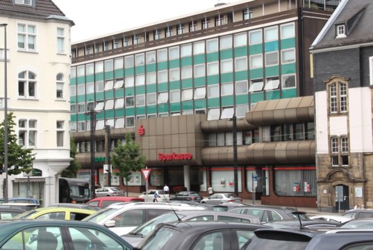 Die Hauptstelle der Stadt-Sparkasse Solingen an der Kölner Straße. (Foto: © Bastian Glumm)