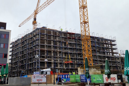 Die Stadt-Sparkasse Solingen baut in der Innenstadt ihre neue Hauptstelle. Die benachbarte Max-Leven-Gasse wird im Zuge dessen erneuert. (Foto: © Bastian Glumm)