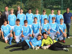 Die C2-Mannschaft der 1. Sportvereinigung Solingen-Wald 03 freut sich über einen neuen Trikotsatz. Möglich machten das (hinten v.li.) Patrizia Spiteri von der Stadt-Sparkasse Solingen, Frank Reinders von der Provinzial und Klaus Dettbarn, Sparkassen-Filialleiter in Wald. Hinten rechts Trainer Erdal Vurgun. (Foto: © B. Glumm)