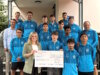 Übergabe der Trainingsjacken und des symbolischen Spenden-Schecks an die Wilhelm-Hartschen-Schule. (Foto: © Stadt-Sparkasse Solingen)