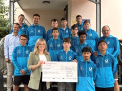 Übergabe der Trainingsjacken und des symbolischen Spenden-Schecks an die Wilhelm-Hartschen-Schule. (Foto: © Stadt-Sparkasse Solingen)