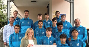Übergabe der Trainingsjacken und des symbolischen Spenden-Schecks an die Wilhelm-Hartschen-Schule. (Foto: © Stadt-Sparkasse Solingen)
