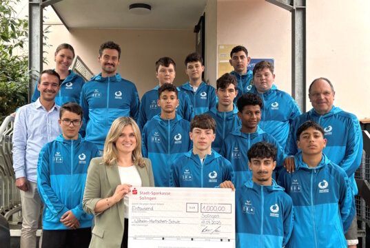 Übergabe der Trainingsjacken und des symbolischen Spenden-Schecks an die Wilhelm-Hartschen-Schule. (Foto: © Stadt-Sparkasse Solingen)