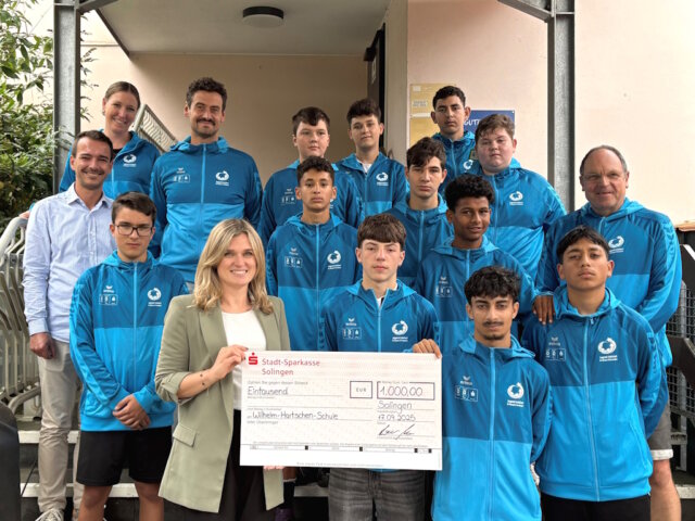 Übergabe der Trainingsjacken und des symbolischen Spenden-Schecks an die Wilhelm-Hartschen-Schule. (Foto: © Stadt-Sparkasse Solingen)