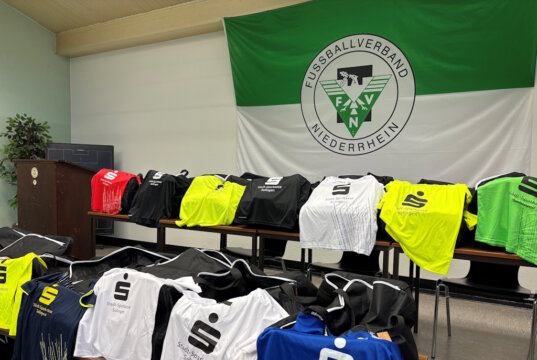 16 Solinger Jugendmannschaften freuen sich über neue Trikots: Die Stadt-Sparkasse unterstützt den Breiten- und Jugendsport mit 12.000 Euro. (Foto: © Stadt-Sparkasse Solingen)