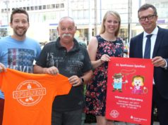 Freuen sich auf das 35. Sparkassen Spielfest, das am 2. Juli auf der Sportanlage Weyersberg stattfinden wird: v.li. Christopher Winter und Achim Böhm vom Solinger Sportbund mit Carolin Vesper und Martin Idelberger von der Stadt-Sparkasse Solingen. (Foto: © B. Glumm)