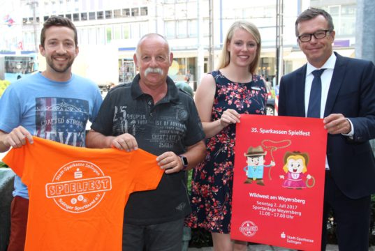 Freuen sich auf das 35. Sparkassen Spielfest, das am 2. Juli auf der Sportanlage Weyersberg stattfinden wird: v.li. Christopher Winter und Achim Böhm vom Solinger Sportbund mit Carolin Vesper und Martin Idelberger von der Stadt-Sparkasse Solingen. (Foto: © B. Glumm)