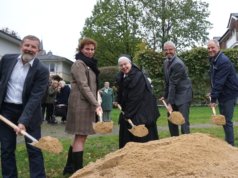 Den ersten Spatenstich nahmen am Mittwoch in Krahenhöhe vor: v.li. Joachim Schüler, Generalunternehmer Kamü Projektbau GmbH, Beate Hempel, Einrichtungsleiterin Haus Josef, Generaloberin Sr. M. Praxedis, Markus Richter, Geschäftsführer St. Augustinus Gruppe und Werner Röring, HR Architektur GmbH. (Foto: © St. Augustinus Gruppe)