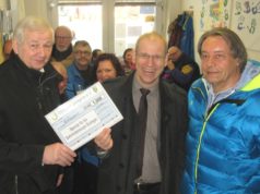 Gute Laune herrschte am Mittwoch in der Bahnhofsmission am Hauptbahnhof, wurde doch ein Spendenscheck in Höhe von 1.000 Euro überreicht: v.li. Joachim Junker (Geschäftsführer Ohligser Jongens), Dr. Christoph Humburg (Caritasdirektor) und Michael Morsbach (Ohligser Jongens). (Foto: © Ohligser Jongens)