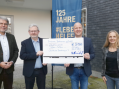 Matthias Ruf (Vorsitzender der Bethanien-Geschäftsführung, 2.v.r.) übergab symbolisch 5.000 Euro an den Verein leben:helfen – Christliche Beratung, vertreten durch Dr. Wolfram Nagel (Vorsitzender, links), Pastor Rüdiger Franz (Vorstand und Schatzmeister, 2.v.l.) und Dipl. -Psych. Martina Lampart (Vorstand, re.). (Foto: © Bethanien)