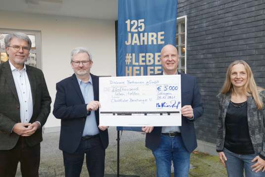 Matthias Ruf (Vorsitzender der Bethanien-Geschäftsführung, 2.v.r.) übergab symbolisch 5.000 Euro an den Verein leben:helfen – Christliche Beratung, vertreten durch Dr. Wolfram Nagel (Vorsitzender, links), Pastor Rüdiger Franz (Vorstand und Schatzmeister, 2.v.l.) und Dipl. -Psych. Martina Lampart (Vorstand, re.). (Foto: © Bethanien)