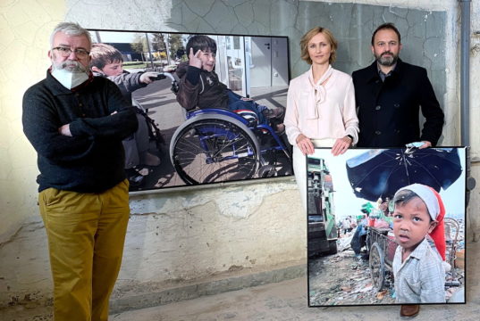 Dragana und Mirko Novakovic durften sich als kleines Dankeschön Bilder von Friedensdorf-Botschafter Uli Preuss anschauen. Die hatte der eigens in der Baustelle der Flora Frey-Hallen aufgehängt. Ein Projekt, das Unternehmer Mirko Novakovic an der Prinzenstrasse gerade mit Herzblut vorantreibt. (Foto: © Annemarie Kister-Preuss/Friedensdorf International)