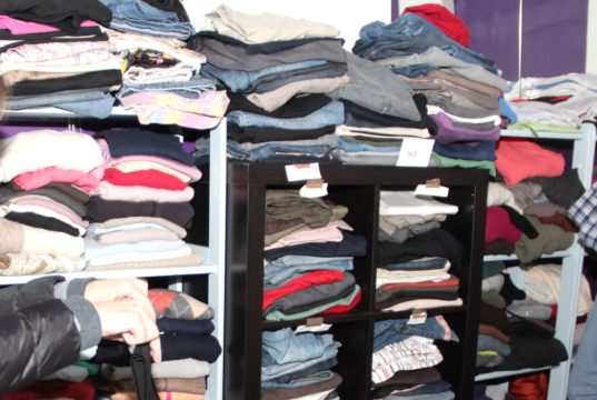 Die Senioren der WG Magnolie der Diakonie Bethanien sammeln Bekleidung für den Verein „Kinder von Tschernobyl/Solinger Hilfe für Minsk“. (Symbolfoto: © Bastian Glumm)