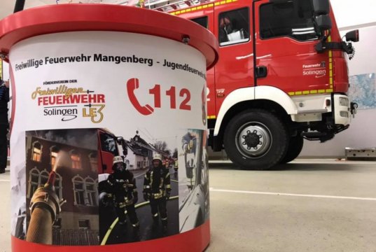 Der Förderverein der Löscheinheit 3 der Freiwilligen Feuerwehr schaffte jetzt mit Unterstützung der Stadtwerke einen Spendentrichter an. (Foto: © Löscheinheit 3/Feuerwehr Solingen)