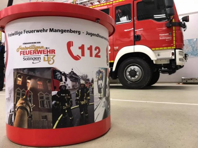 Der Förderverein der Löscheinheit 3 der Freiwilligen Feuerwehr schaffte jetzt mit Unterstützung der Stadtwerke einen Spendentrichter an. (Foto: © Löscheinheit 3/Feuerwehr Solingen)