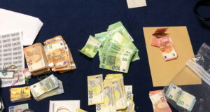 Bei einer Razzia in einer Gaststätte an der Schlagbaumer Straße stellte die Polizei mehrere 100.000 Euro sicher. Verdacht: Illegales Glücksspiel. (Foto: © Polizei Wuppertal)