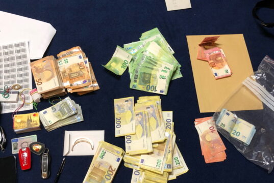 Bei einer Razzia in einer Gaststätte an der Schlagbaumer Straße stellte die Polizei mehrere 100.000 Euro sicher. Verdacht: Illegales Glücksspiel. (Foto: © Polizei Wuppertal)