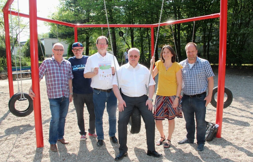 Freuten sich, den ersten von fünf renovierten Spielplätzen am Freitag an die Kinder übergeben zu können: v.li. Helmut Wischnewski (Technische Betriebe Solingen), Jens Stuhldreier (Spielmobil), Horst Schulten (Stadtdienst Sport), Bezirksbürgermeister Richard Schmidt, Stadtentwicklerin Miriam Macdonald und Dirk Zenz (Technische Betriebe Bauleitung). (Foto: © Bastian Glumm)