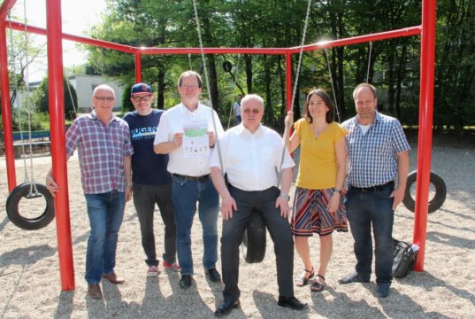 Freuten sich, den ersten von fünf renovierten Spielplätzen am Freitag an die Kinder übergeben zu können: v.li. Helmut Wischnewski (Technische Betriebe Solingen), Jens Stuhldreier (Spielmobil), Horst Schulten (Stadtdienst Sport), Bezirksbürgermeister Richard Schmidt, Stadtentwicklerin Miriam Macdonald und Dirk Zenz (Technische Betriebe Bauleitung). (Foto: © Bastian Glumm)