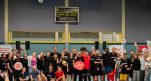 Gemeinschaft erleben: Die ‚Spielstadt – Kunst in Körbe‘ bringt in Solingen Sport, Kultur und Inklusion zusammen – ein Vorgeschmack auf das große Finale mit Inklusions-Lauf im Walder Stadion. (Foto: © Die Spielstadt)