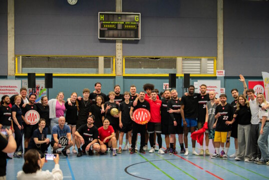 Gemeinschaft erleben: Die ‚Spielstadt – Kunst in Körbe‘ bringt in Solingen Sport, Kultur und Inklusion zusammen – ein Vorgeschmack auf das große Finale mit Inklusions-Lauf im Walder Stadion. (Foto: © Die Spielstadt)