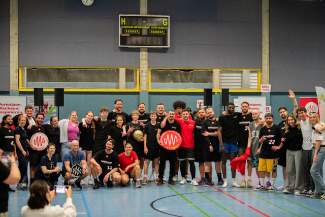 Gemeinschaft erleben: Die ‚Spielstadt – Kunst in Körbe‘ bringt in Solingen Sport, Kultur und Inklusion zusammen – ein Vorgeschmack auf das große Finale mit Inklusions-Lauf im Walder Stadion. (Foto: © Die Spielstadt)