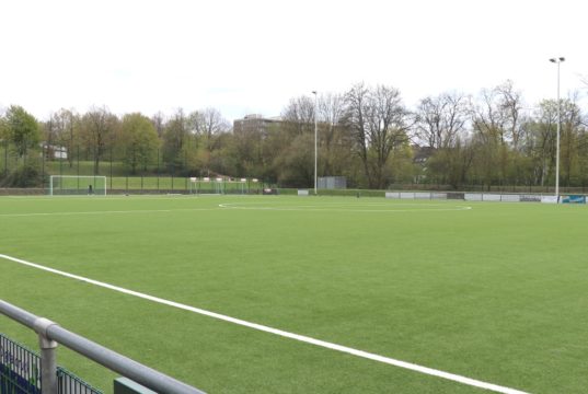 Die Bernd-Kurzrock-Sportanlage an der Carl-Ruß-Straße in Wald. Die 1. Spvg. Solingen-Wald 03 trägt dort ihre Heimspiele aus. (Foto: © Bastian Glumm)