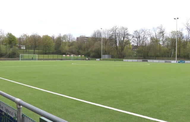 sportplatz-fussball-carl-russ-strasse Die Bernd-Kurzrock-Sportanlage an der Carl-Ruß-Straße in Wald. Die 1. Spvg. Solingen-Wald 03 trägt dort ihre Heimspiele aus. (Foto: © Bastian Glumm)