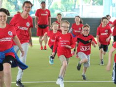 Die Kids des Sportring Höhscheid nahmen am Dienstagabend ihre neue Freilufthalle im Sturm. Rund 80 Mädchen und Jungs spielen in vier Inklusionsmannschaften. (Foto: © B. Glumm)