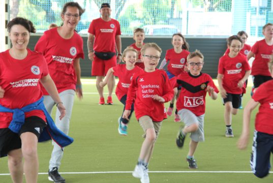 Die Kids des Sportring Höhscheid nahmen am Dienstagabend ihre neue Freilufthalle im Sturm. Rund 80 Mädchen und Jungs spielen in vier Inklusionsmannschaften. (Foto: © B. Glumm)