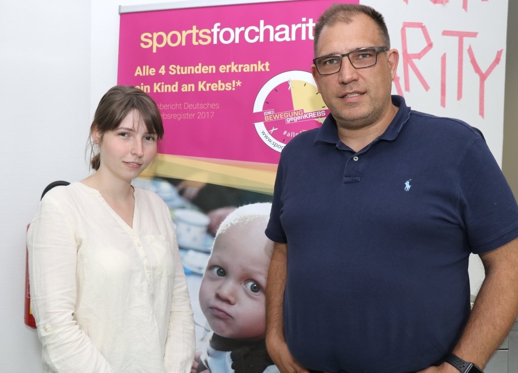 Roland Voß und seine Tochter Laura führen im Solinger Coworking Space ihr Unternehmen "Sports for Charity". Nicht mit auf dem Foto: Alena Voß. (Foto: © Bastian Glumm)