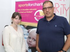 Roland Voß und seine Tochter Laura führen im Solinger Coworking Space ihr Unternehmen "Sports for Charity". Nicht mit auf dem Foto: Alena Voß. (Foto: © Bastian Glumm)