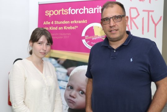 Roland Voß und seine Tochter Laura führen im Solinger Coworking Space ihr Unternehmen "Sports for Charity". Nicht mit auf dem Foto: Alena Voß. (Foto: © Bastian Glumm)