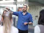 Mit viel Charme und Humor führte Rosario Lo Vacco durch das erste Sprachcafé der Helfenden Schirme. Der Dozent leitet in Ohligs das Colibri-Sprachstudio und hat viel Erfahrung im Bereich Sprachvermittlung. (Foto: © Bastian Glumm)