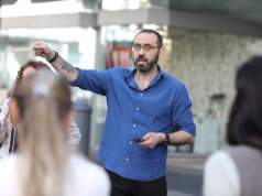 Mit viel Charme und Humor führte Rosario Lo Vacco durch das erste Sprachcafé der Helfenden Schirme. Der Dozent leitet in Ohligs das Colibri-Sprachstudio und hat viel Erfahrung im Bereich Sprachvermittlung. (Foto: © Bastian Glumm)