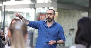 Mit viel Charme und Humor führte Rosario Lo Vacco durch das erste Sprachcafé der Helfenden Schirme. Der Dozent leitet in Ohligs das Colibri-Sprachstudio und hat viel Erfahrung im Bereich Sprachvermittlung. (Foto: © Bastian Glumm)