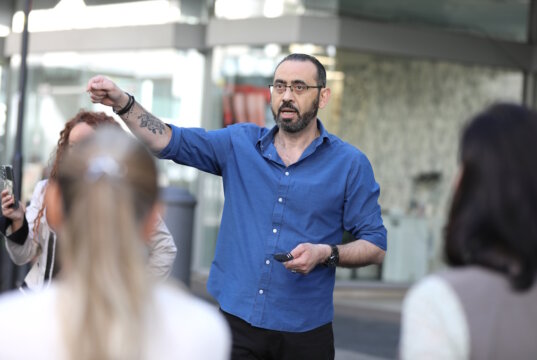 Mit viel Charme und Humor führte Rosario Lo Vacco durch das erste Sprachcafé der Helfenden Schirme. Der Dozent leitet in Ohligs das Colibri-Sprachstudio und hat viel Erfahrung im Bereich Sprachvermittlung. (Foto: © Bastian Glumm)