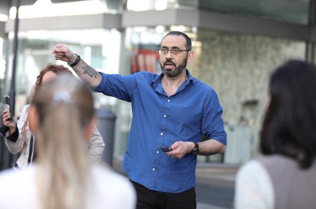 sprachcafe-colibri-helfende-schirme (1) Mit viel Charme und Humor führte Rosario Lo Vacco durch das erste Sprachcafé der Helfenden Schirme. Der Dozent leitet in Ohligs das Colibri-Sprachstudio und hat viel Erfahrung im Bereich Sprachvermittlung. (Foto: © Bastian Glumm)