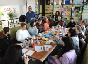 Das Sprachcafé richtet sich an Zugewanderte mit ersten Deutschkenntnissen, die ihre Sprache im Alltag anwenden wollen – ganz ohne Schulbank und Lehrbuch. (Foto: © Bastian Glumm)