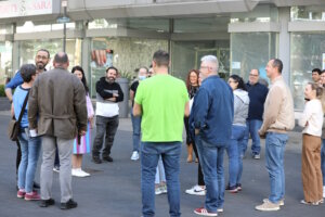 Beim Sprachcafé findet der Austausch nicht nur am Tisch statt, je nach Situation und Wetter nimmt Sprachdozent Rosario Lo Vacco die Teilnehmer auch mit nach draußen. Das kostenfreie Angebot von Helfende Schirme Solingen e.V. setzt auf lebendige Sprachpraxis statt stumpfes Pauken. (Archivfoto: © Bastian Glumm)