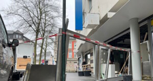 Am Dienstagmorgen wurde an der Forststraße im Foyerbereich eines Geschäftshauses ein Geldautomat der dortigen Filiale der Deutschen Bank gesprengt. (Foto: © Tim Oelbermann)