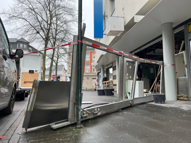 Am Dienstagmorgen wurde an der Forststraße im Foyerbereich eines Geschäftshauses ein Geldautomat der dortigen Filiale der Deutschen Bank gesprengt. (Foto: © Tim Oelbermann)