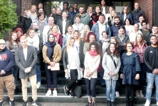 Mit einem Gottesdienst und einem gemeinsamen Frühstück im Gemeindesaal der Pfarrkirche St. Joseph in Ohligs hieß das St. Joseph Fachseminar für Altenpflege jetzt 50 neue Schülerinnen und Schüler willkommen. (Foto: © Kplus Gruppe)