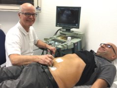 Dr. Markus Meibert, Chefarzt der Chirurgie an der St. Lukas Klinik, bei der Abschlussuntersuchung von Müslüm Acikgöz, der 12.000 Patient, der im Jahr 2018 in der St. Lukas Klinik stationär behandelt wurde. (Foto: © Kplus Gruppe)