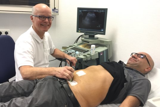 Dr. Markus Meibert, Chefarzt der Chirurgie an der St. Lukas Klinik, bei der Abschlussuntersuchung von Müslüm Acikgöz, der 12.000 Patient, der im Jahr 2018 in der St. Lukas Klinik stationär behandelt wurde. (Foto: © Kplus Gruppe)