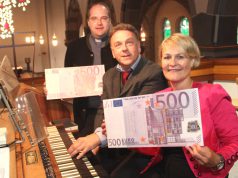 Kommen dem avisierten Ziel der Orgelsanierung immer näher: v.li. Pfarrer Michael Mohr, Kirchenmusiker Jochen Stein und Stephanie Maus von der Stadt-Sparkasse Solingen. (Foto: © B. Glumm)